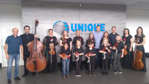 Camerata Ivoti se apresenta na empresa Unique