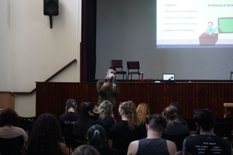 Turmas  participam de seminário sobre Educação Especial e Inclusiva