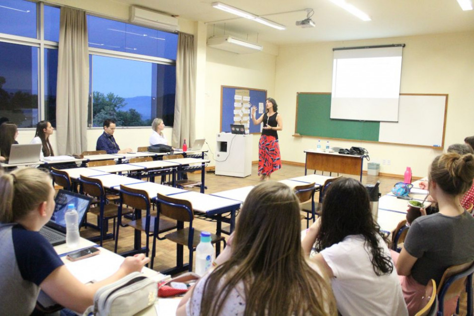 Acadêmicos da instituição tem oficina com professora da Somos Educação