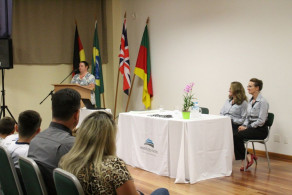 Alunos recebem certificados de proficiência em língua Inglesa e Alemã
