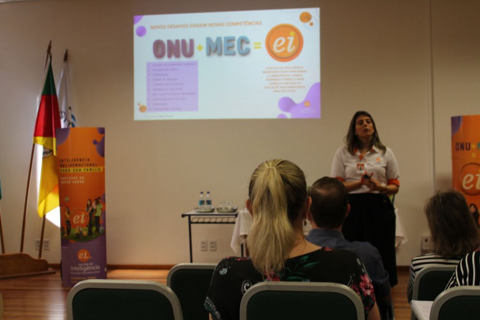 Instituto Ivoti recebe representantes da Escola da Inteligência