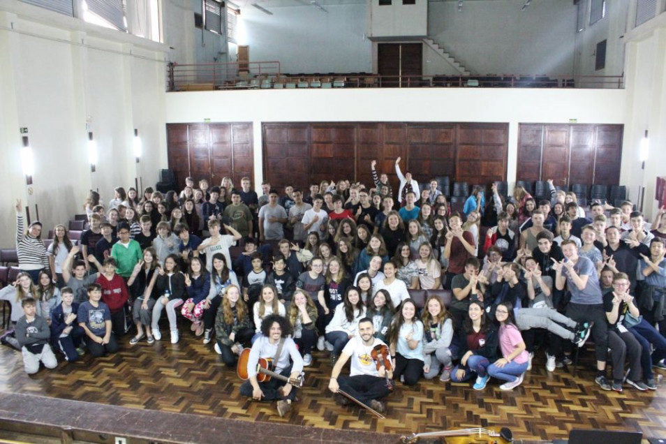 Ex-aluno Simão Wolf retorna ao Instituto Ivoti para oficina de música
