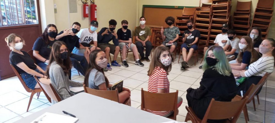 Turma de alemão recebe estudante que realizou intercâmbio na Alemanha