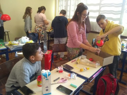 Turma criam vírus e bactérias com materiais diversos para exposição