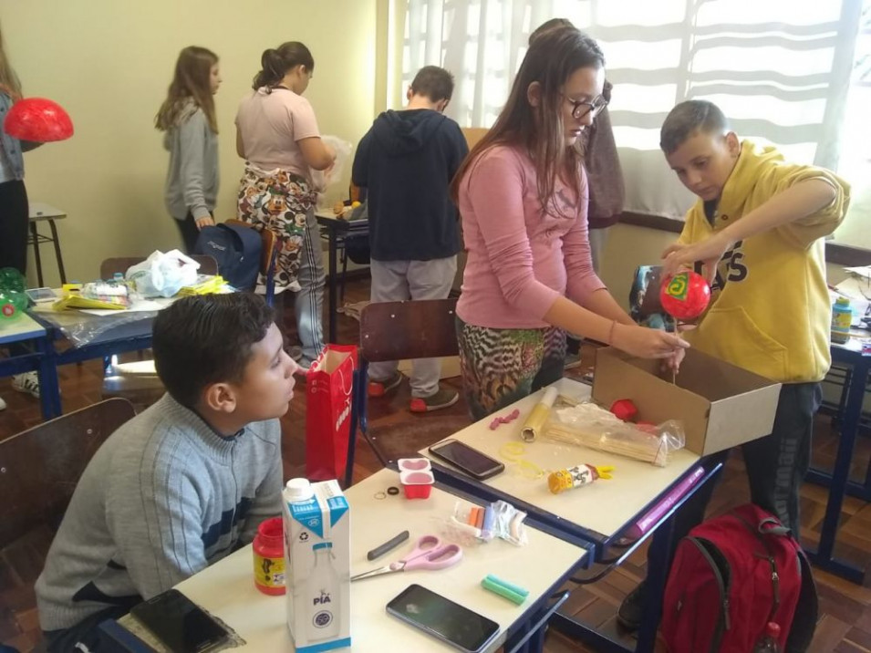 Turma criam vírus e bactérias com materiais diversos para exposição