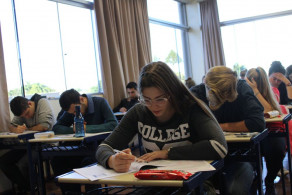 Alunos fazem simulado de preparação para o ENEM