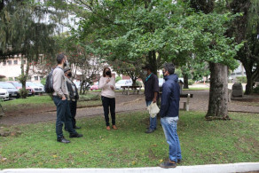 Biólogo realiza a identificação de árvores para o Programa Herbário Vivo
