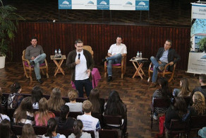 Estudantes participam de painel sobre a situação do Brasil