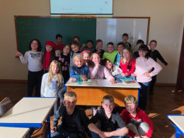 Alunos participam de desfile durante aula de inglês sobre vestuário