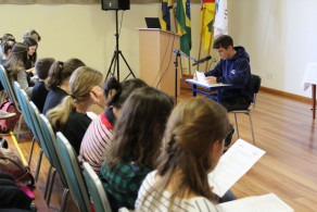 Alunos participam de seleção para concurso de leitura em alemão