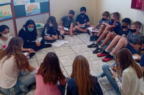 Turma do 6º ano tem aula prática sobre o gênero debate na aula de Português