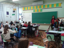 Turma recebe vereadora para aprender sobre administração municipal