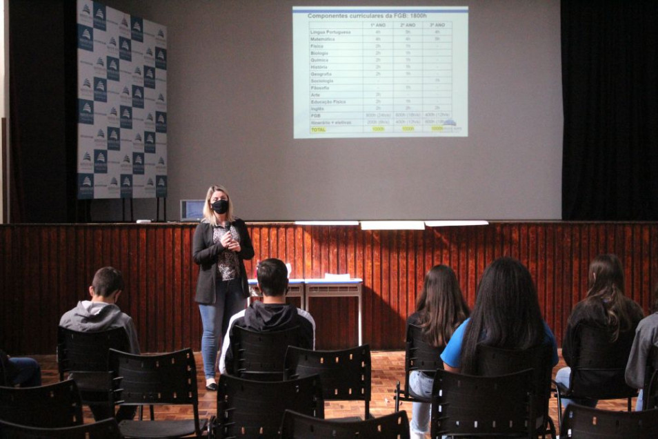 Instituto Ivoti recebe 9ºs anos para falar das propostas do Ensino Médio