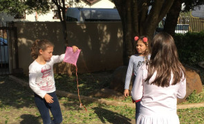 Brincadeiras antigas fazem parte das atividades da sala de aula