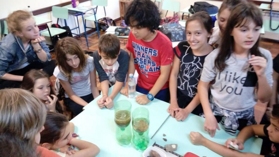 Experiência em sala de aula para aprender sobre tipos de solo