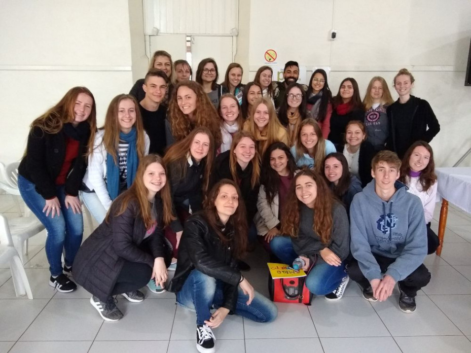 Alunos do Curso Normal participam de bate papo com patrono da Feira