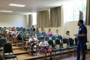 Alunos fazem prova de bolsa de estudos para o Ensino Fundamental