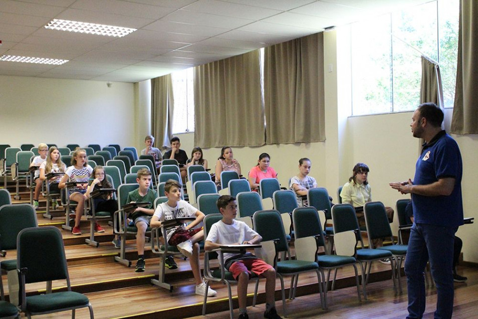 Alunos fazem prova de bolsa de estudos para o Ensino Fundamental