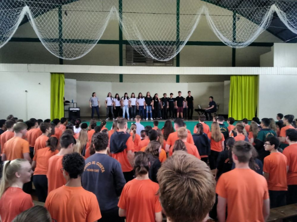 Alunos do coral apresentam em escola de Picada Café