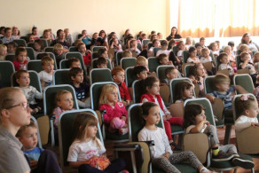 Manhã de cinema para os alunos do Currículo Bilíngue