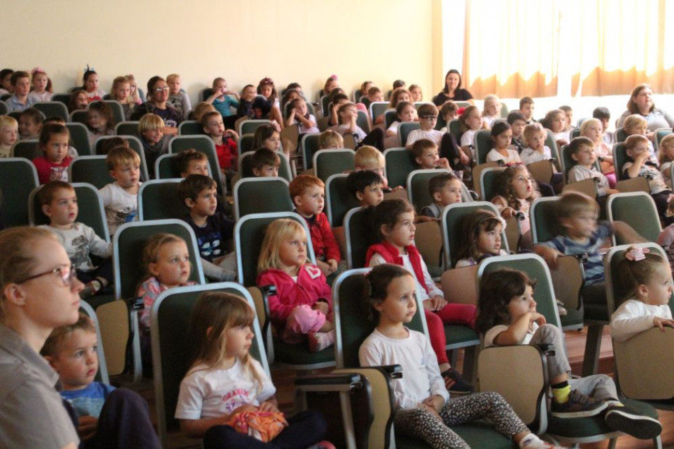 Manhã de cinema para os alunos do Currículo Bilíngue