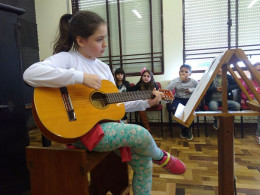 Apresentação musical para os colegas encoraja estudantes