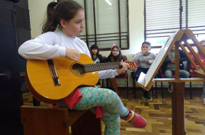 Apresentação musical para os colegas encoraja estudantes
