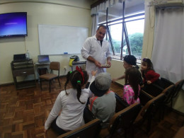 Turma recebe a visita de dentista para falar sobre dente de leite