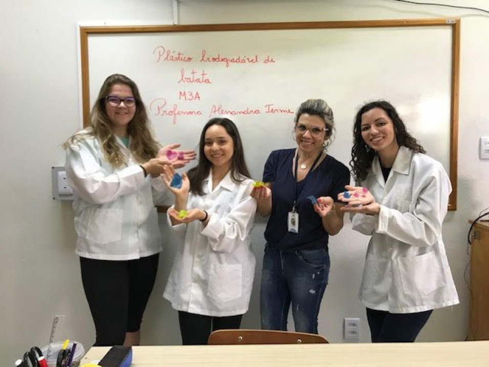 Turma do Ensino Médio produz plástico biodegradável de batata
