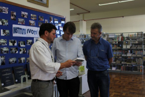 Escritor e vereador Felipe Kuhn Braun visita o Instituto Ivoti