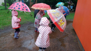 Poças da água da chuva viram cenário para o brincar na turma do Nível 3