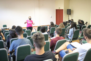 Turma do Ensino Médio conversa sobre câncer com a coordenadora Débora Nunes