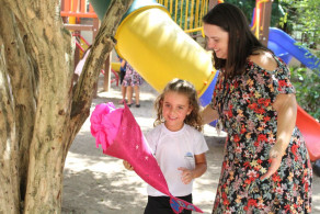 Turmas do 1º ano recebem Schultüte no primeiro dia de aula