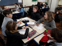 Turma analisa o valor do salário-mínimo para comprar uma cesta básica