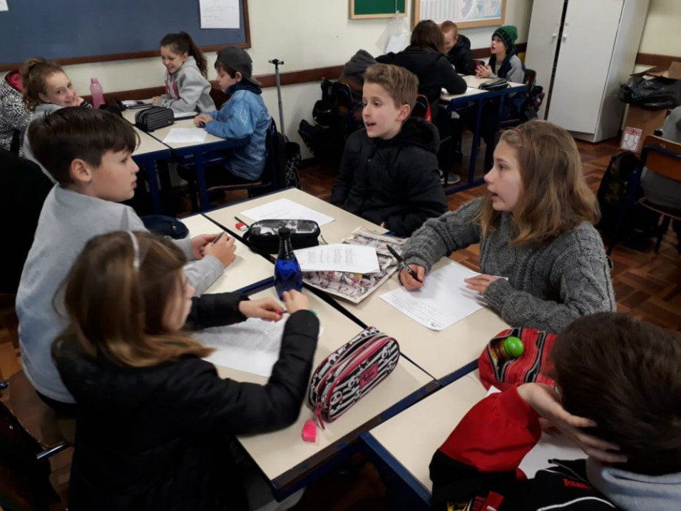 Turma analisa o valor do salário-mínimo para comprar uma cesta básica