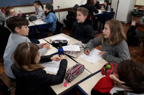 Turma analisa o valor do salário-mínimo para comprar uma cesta básica