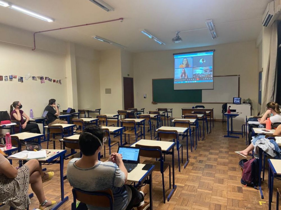 Acadêmicos conversam com professora da Educação Básica sobre avaliação