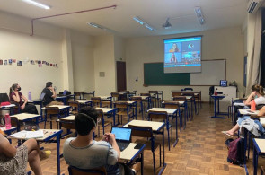 Acadêmicos conversam com professora da Educação Básica sobre avaliação