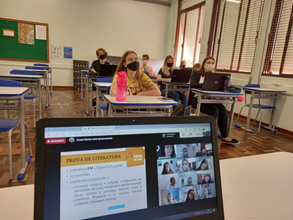 Acadêmicas da UFRGS conversam com 3ºs anos sobre a prova de literatura