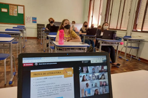 Acadêmicas da UFRGS conversam com 3ºs anos sobre a prova de literatura