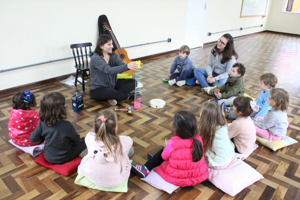 Gruppe Drei tem aula na nova sala Multiuso