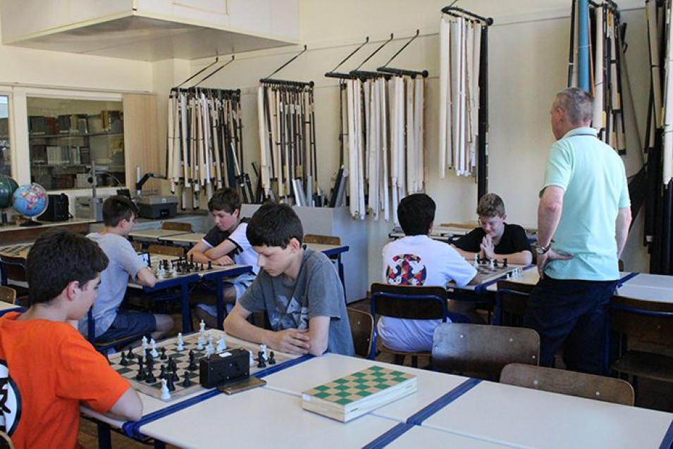 Alunos participam de torneio interno de Xadrez