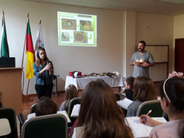 Alunos do 4º ano recebem biólogos para palestra sobre aves