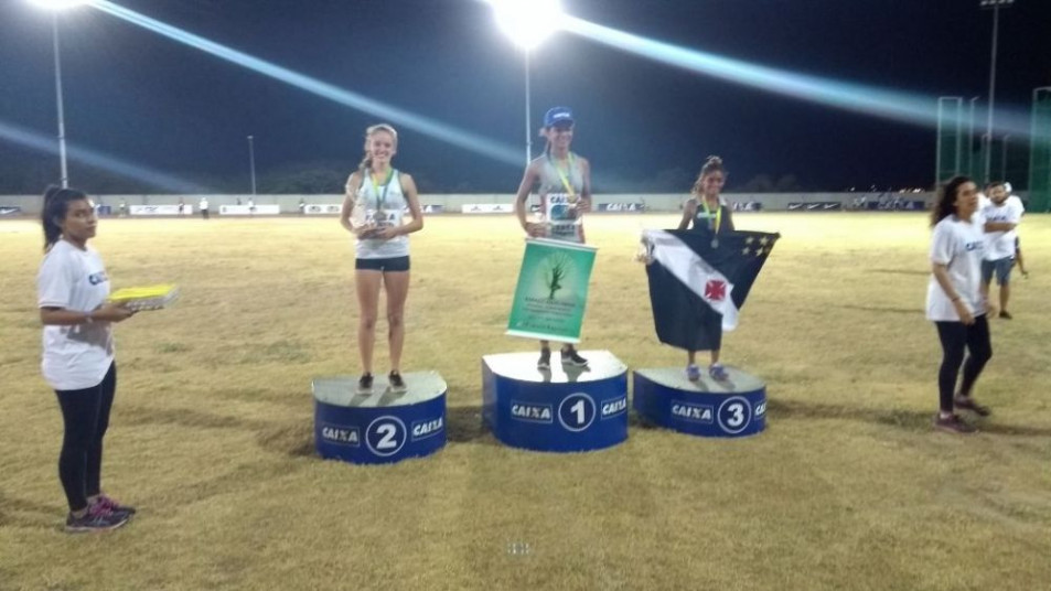 Atletas são medalhistas em competição nacional