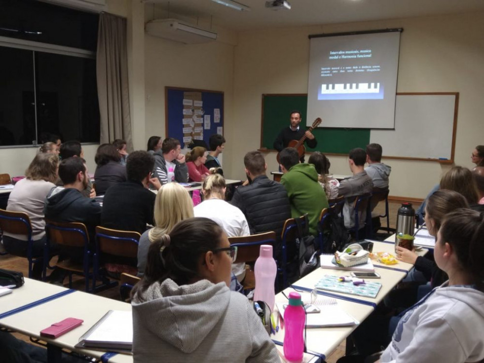 Turma de Processos de Aprendizagem tem aula sobre Música e Memória