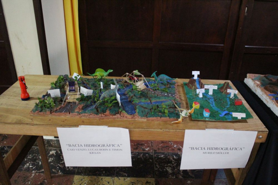 Turma do 6º ano cria maquetes em estudo sobre bacias hidrográficas