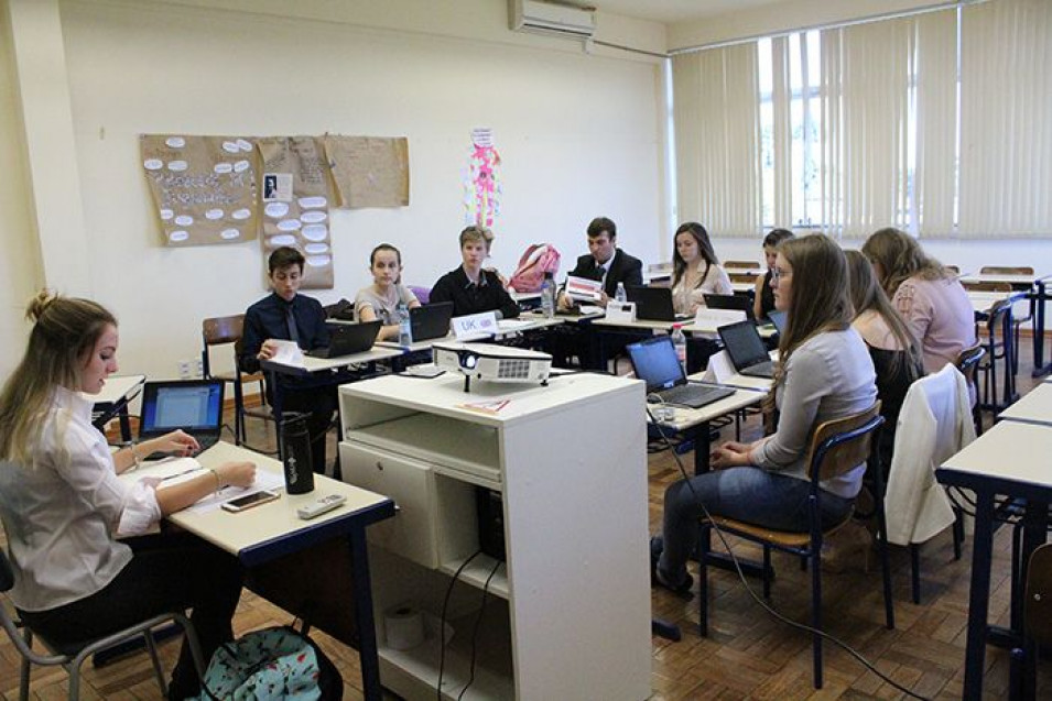 Alunos organizam mini conferência do MUN