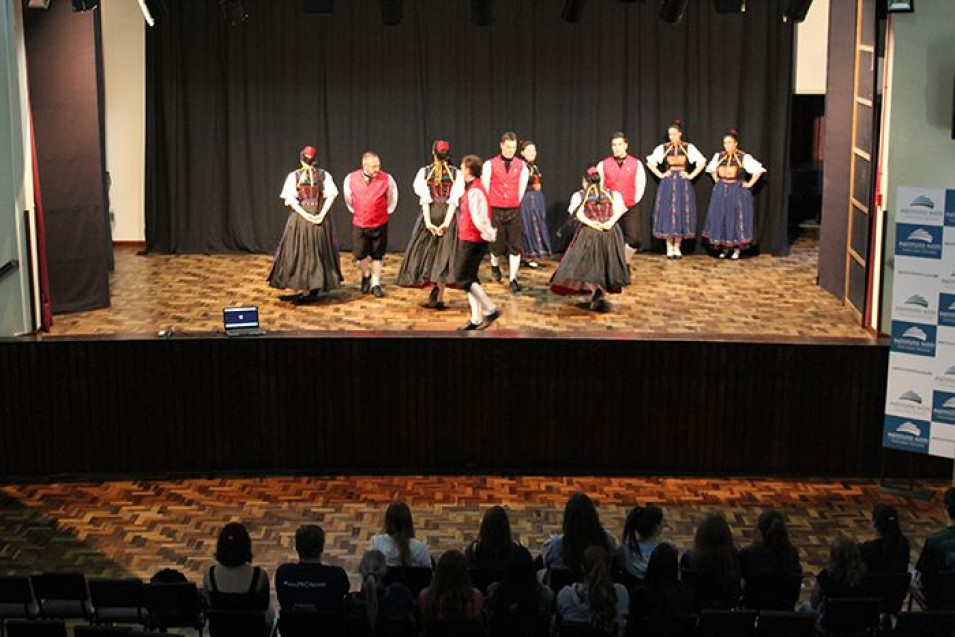 Grupo de Danças realiza encontro folclórico