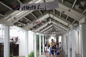 Alunos enfeitam corredor com corações de papel e falam sobre amor