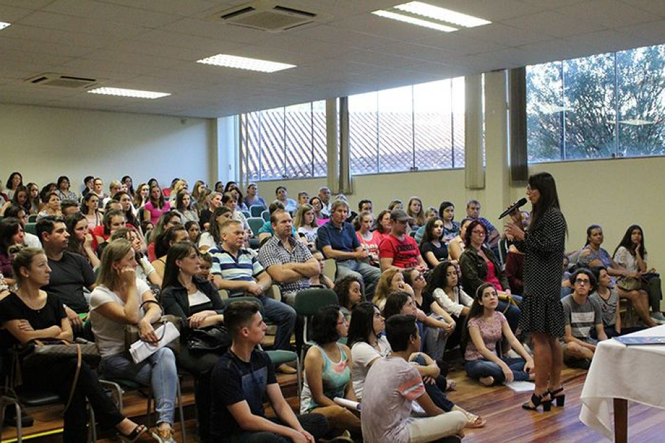 Candidatos fizeram exames de admissão para bolsas do Curso Normal